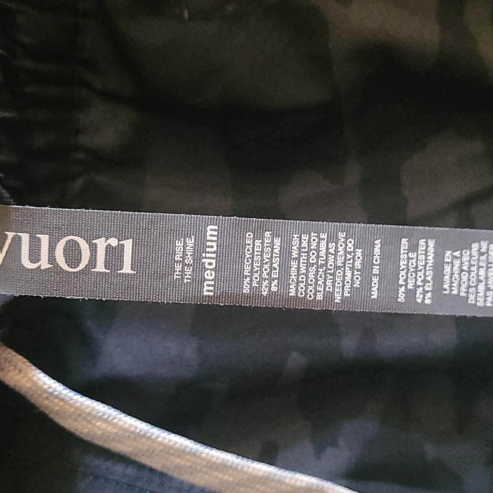Vuori Clementine Women's Performance Shorts, Sz M, Black Watercolor Camo - Picture 4 of 6